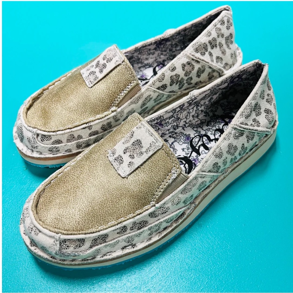 Very G Women’s Millie Cream Loafers NWOB